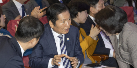 몰아치는 ‘반청’에 몸 낮춘 정청래…‘지선 이후 합당’으로 출구 찾나