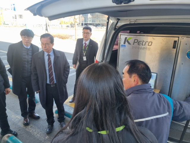 한국석유관리원 최춘식 이사장(왼쪽 두 번째)이 LPG 충전소 품질 및 정량검사 현장점검을 하고 있다. 석유관리원 제공