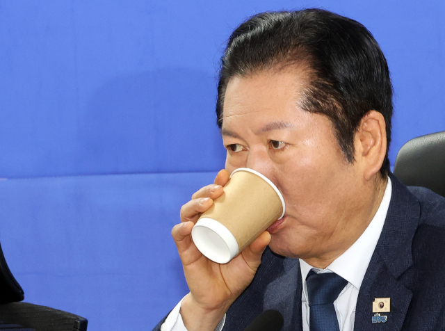 더불어민주당 정청래 대표가 10일 국회 의원회관에서 재선 의원들과 함께한 간담회에서 커피를 마시며 목을 축이고 있다. 연합뉴스