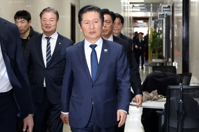더불어민주당 정청래 대표가 10일 국회에서 조국혁신당과의 합당 논의를 주제로 비공개로 열린 의원총회를 마친 뒤 당 대표실을 향해 이동하고 있다. 연합뉴스