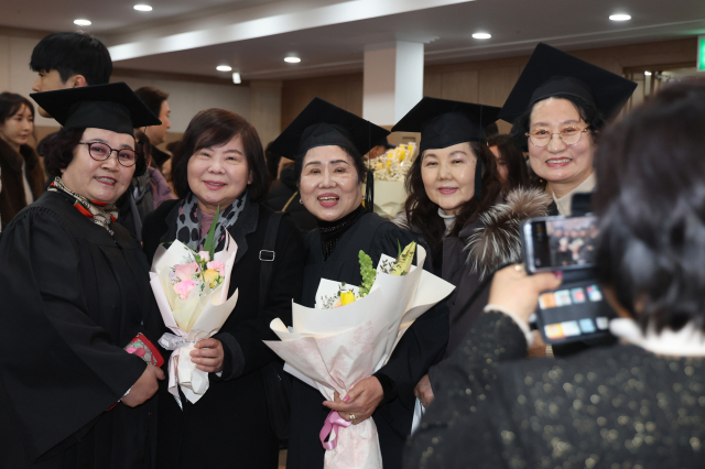 졸업생들이 기념촬영을 하고 있다.