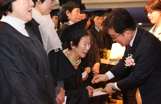 졸업생들이 상장을 받고 있다.