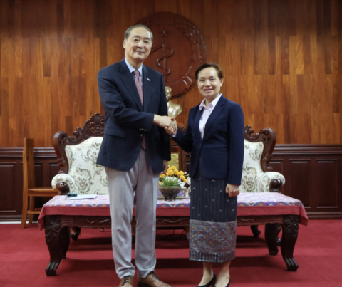 장원삼 코이카 이사장이 라오스 수도 비엔티안에서 바이캄 카띠야 라오스 보건부 장관을 면담한 후 기념사진을 촬영하고 있다.