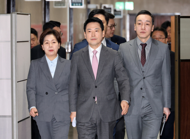 국민의힘 장동혁 대표(가운데)가 지난 9일 국회에서 열린 최고위원회의에 참석하기 위해 입장하고 있다. 오른쪽은 김민수 최고위원. 왼쪽은 양향자 최고위원. 연합뉴스