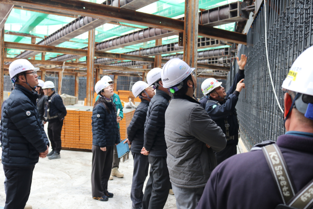 10일 오후 ‘갈매기 산업안전 특공대’ 발대식 참석자들이 부산 해운대구 재송동 해운대구청 신청사 공사 현장을 찾아 위험 요소 등을 점검하고 있다. 한국산업안전보건공단 제공