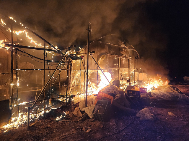 10일 오후 10시 26분께 부산 기장군의 한 비닐하우스에서 화재가 발생했다. 부산소방재난본부 제공
