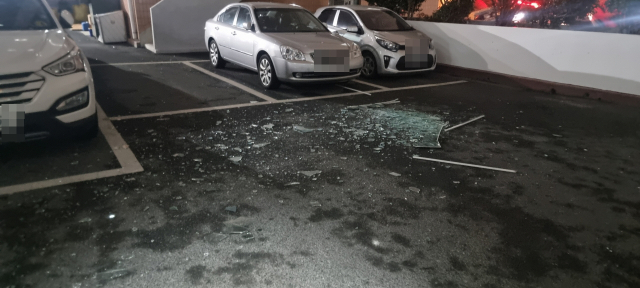 11일 부산 남부경찰서와 소방재난본부에 따르면 10일 오후 7시 30분께 남구 용호동 한 아파트 21층 세대 내 베란다에서 가스버너가 폭발했다. 이 사고로 깨진 유리창이 떨어져 1층에 주차된 차량이 일부 파손됐다. 부산 남부경찰서 제공