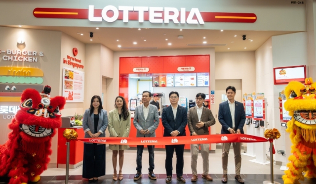 10일 싱가포르 주얼 창이 공항 지하 1층에 위치한 롯데리아 싱가포르 1호점 그랜드 오픈식에서 롯데GRS 이원택 대표이사(우측 세번째)와 카트리나그룹 알란 고 회장(우측 네번째)이 참석해 기념촬영을 하고 있다. 롯데GRS 제공