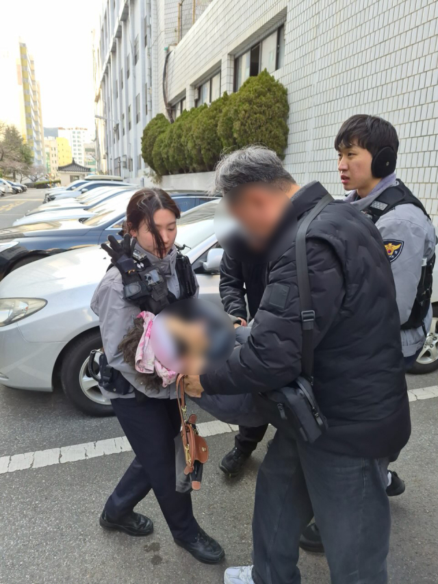 지난 8일 부산 사하구에서 실종 신고를 받은 괴정지구대 대원들이 수색에 나서 치매 노인을 구조했다. 부산 사하경찰서 제공