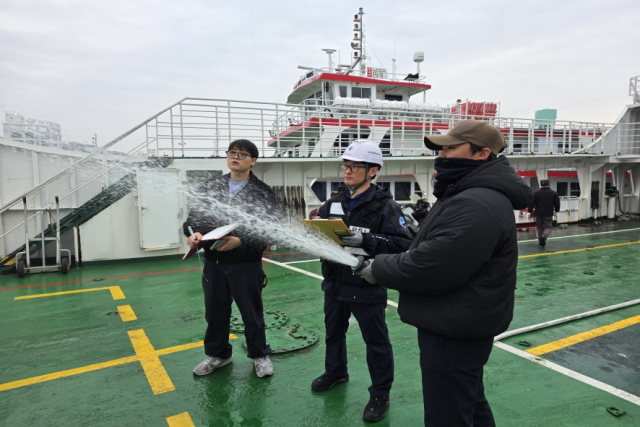 한국해양교통안전공단(KOMSA) 운항관리자가 통영항 연안여객터미널 특별점검 중 관할 연안여객선의 소화 호스 작동 사항을 점검하는 모습. KOMSA 제공