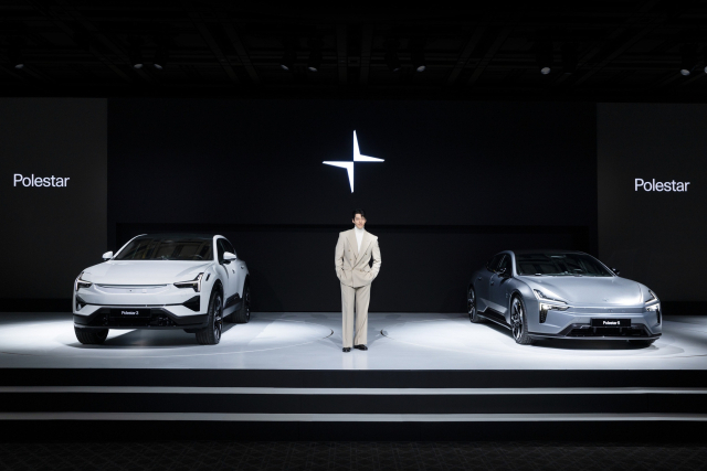 배우 김우빈이 대형 전기 SUV(스포츠유틸리티차량) ‘폴스타3’(왼쪽)와 4도어 퍼포먼스 그랜드 투어러 ‘폴스타5’ 사이에서 포즈를 취하고 있다. 폴스타코리아 제공