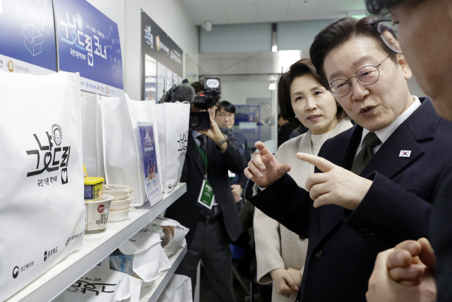 이재명 대통령과 김혜경 여사가 11일 충북 충주시건강복지타운 그냥드림 사업장을 방문해 관계자와 운영 현황에 대한 이야기를 나누고 있다. '그냥드림'은 정부가 생계에 어려움을 겪는 국민을 위해 기본 먹거리·생필품을 지원하는 사업이다. 연합뉴스