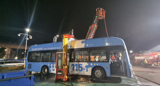 10일 오후 3시 58분께 부산 기장군 철마면의 한 버스 차고지에서 충전 중이던 전기버스의 천장 배터리 부분에서 불이 났다. 부산소방재난본부 제공