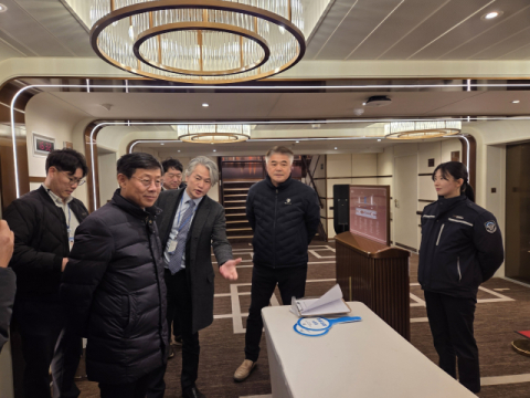 부산항만공사 송상근 사장이 크루즈선에 승선하여 승하선 안전 및 보안관리상황을 점검하고 있다.