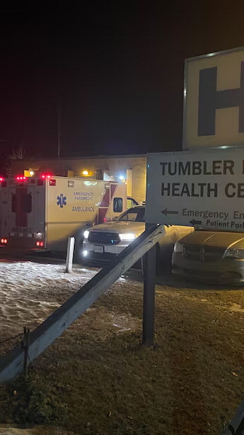 10일(현지 시간) 캐나다 브리티시컬럼비아주 한 학교에서 총기 난사 사건이 발생했다. 부상자들이 이송된 응급 의료 센터 모습. CBC 뉴스 캡처