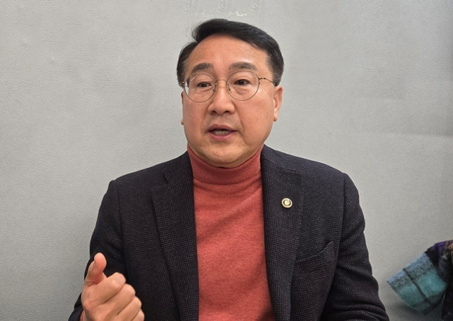 농식품부 기자단과 대화를 나누는 김인호 산림청장.