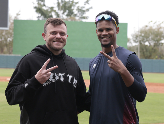 올 시즌 롯데가 영입한 외국인 투수 비슬리(왼쪽)와 로드리게스. 타이난(대만)=정대현 기자 jhyun@