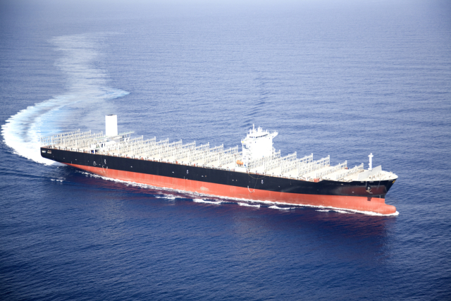 HJ중공업이 올해 첫 성과로 1만 1000TEU급 대형 컨테이너 2척을 수주했다. HJ중공업이 건조한 동급 컨테이너선. HJ중공업 제공