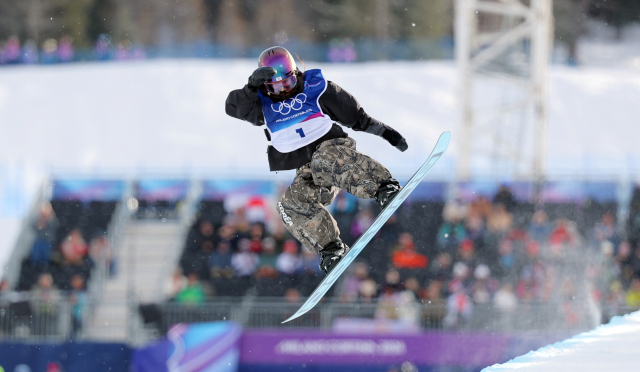 11일(현지시간) 이탈리아 리비뇨 스노파크에서 열린 2026 밀라노-코르티나담페초 동계올림픽 스노보드 여자 하프파이프 예선에 출전한 최가온이 경기를 펼치고 있다. 연합뉴스