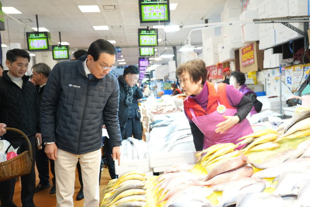 노동진 수협중앙회장(왼쪽)이 지난 10일 서울 동작구 노량진수산시장을 방문해 정부 비축 및 제수용 수산물을 직접 구입하며 현장 가격 동향을 살피고 있다. 수협 제공