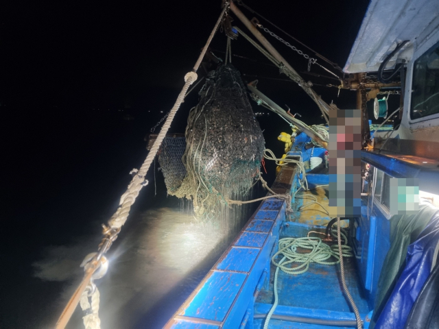 마산과 진해 앞바다에서 어패류를 불법으로 채취하던 어부들 모습, 창원해경 제공