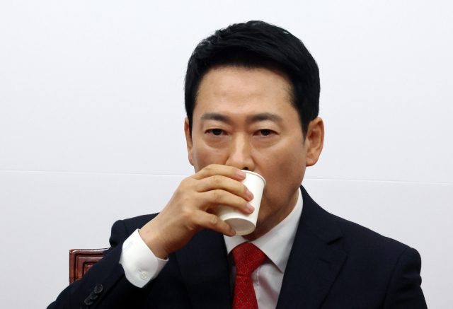 국민의힘 장동혁 대표가 12일 국회에서 열린 최고위원회의에서 물을 마시고 있다. 연합뉴스