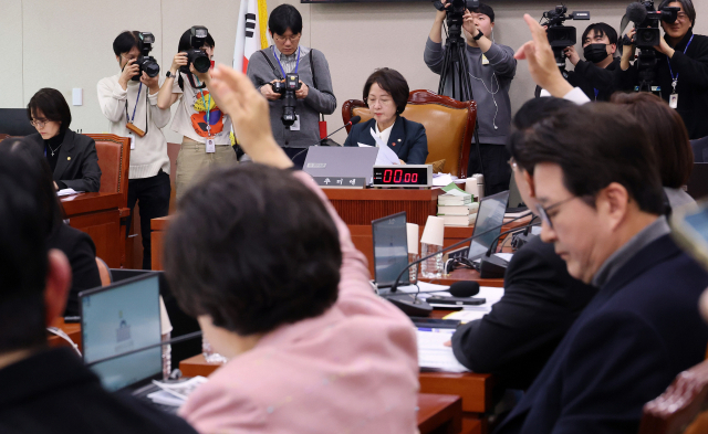11일 국회에서 열린 법제사법위원회 전체회의에서 국민의힘 법사위원들이 대체토론 발언권을 요구하며 의사진행에 항의하고 있다. 연합뉴스