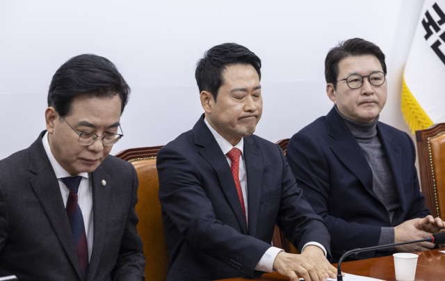 국민의힘 장동혁 대표가 12일 국회에서 열린 최고위원회의에서 이재명 대통령, 더불어민주당 정청래 대표와의 오찬에 불참해 달라는 최고위원들의 요청을 받아들여 재고하겠다는 의사를 밝힌 뒤 굳은 표정을 짓고 있다. 연합뉴스