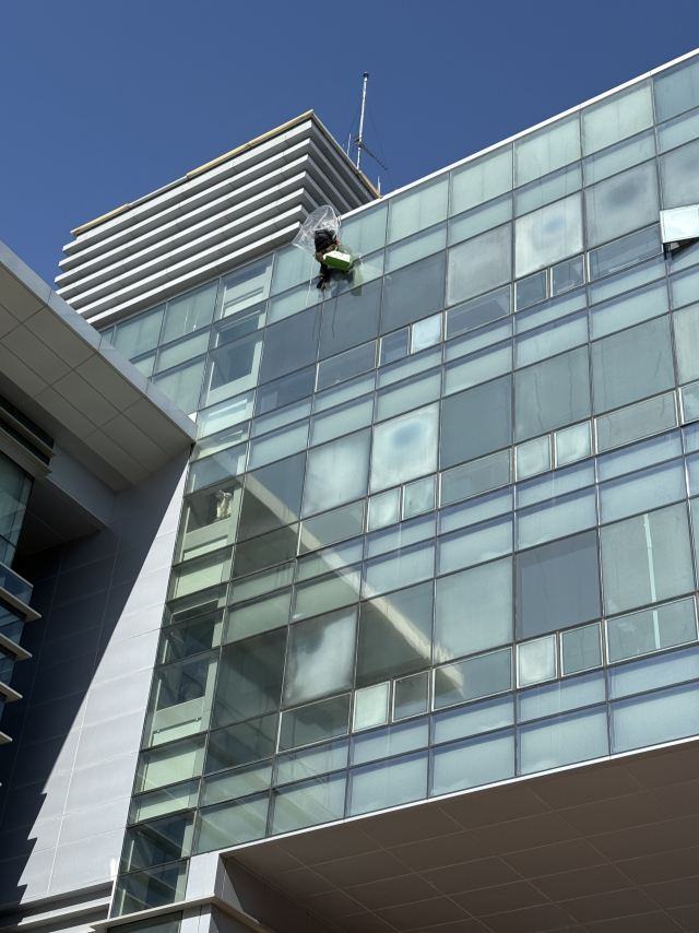 12일 부산소방재난본부에 따르면 이날 오전 11시 10분께 “남구청 7층 옥상에서 시위가 벌어지고 있다”는 신고가 접수됐다. 독자 제공