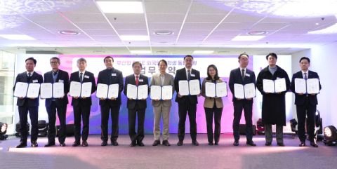 외국인 유학생의 취업지원과 의료지원을 위한 다자간 업무협약 체결 모습.