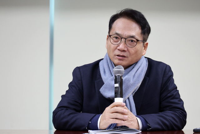 더불어민주당 박선원 의원이 3일 국회 의원회관에서 열린 국가정보포럼 '형법상 간첩죄 개정' 세미나에서 축사하고 있다. 연합뉴스