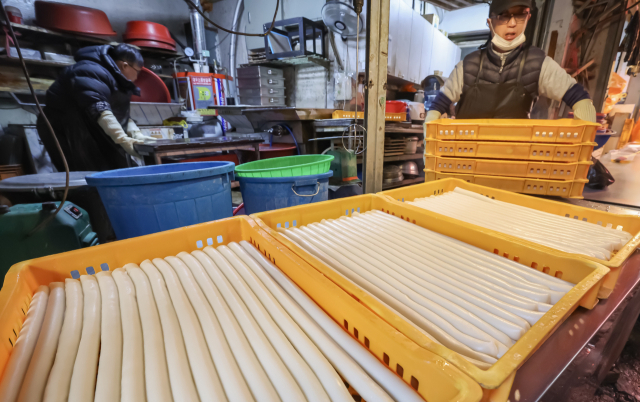 설 명절을 앞둔 지난 12일 부산 부전시장의 한 떡집에서 먹음직스러운 가래떡을 뽑아내느라 분주하게 움직이고 있다. 김종진 기자 kjj1761@