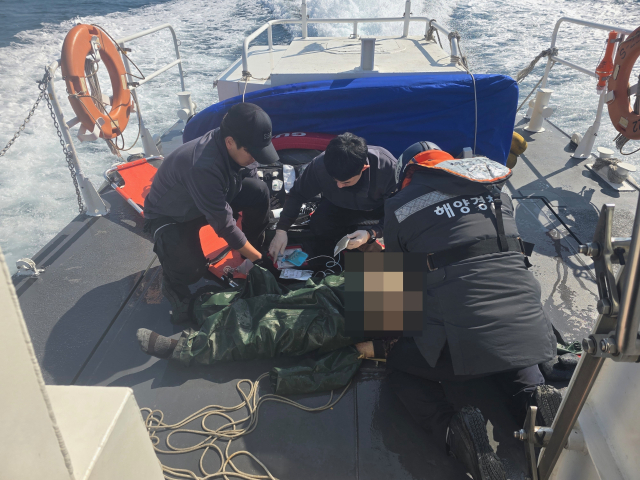 부산 영도구 앞바다에서 어선이 뒤집혀 80대 선장이 숨졌다. 부산해양경찰서 제공