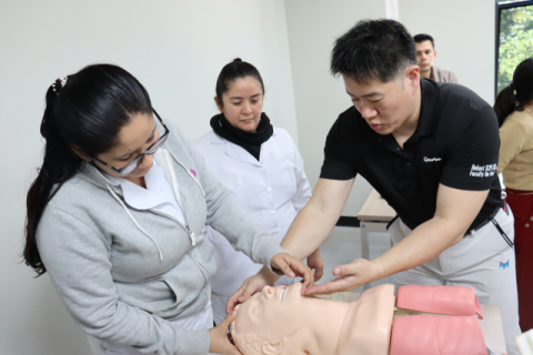 엘살바도르 보건부 인력들이 현지 연수를 통해 기도 삽관 실습을 진행하고 있다.