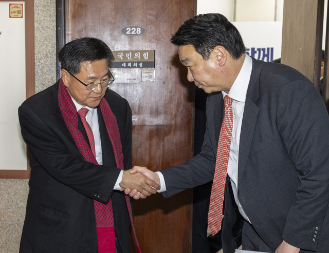 국민의힘 전국위원회 의장인 이헌승 의원(왼쪽)과 정희용 사무총장이 11일 국회에서 상임전국위원회 회의를 마친 뒤 악수하고 있다. 연합뉴스