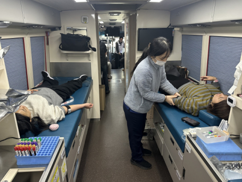 국민연금 부산지역본부 직원들이 ‘생명나눔 사랑의 헌혈’ 행사에 참여하고 있다.