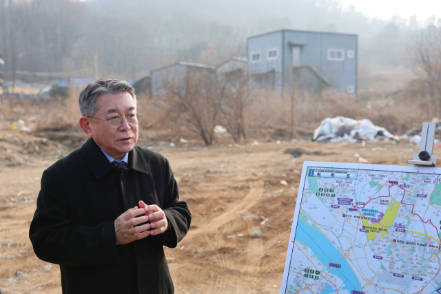 김준동 한국남부발전 사장(왼쪽)이 지난 11일 고양창릉 발전소 건설 예정 부지를 방문해 위성사진 및 배치도 등을 대조하며 주요 시설 위치와 건설 사무소 입지 등을 점검하고 있다. 남부발전 제공