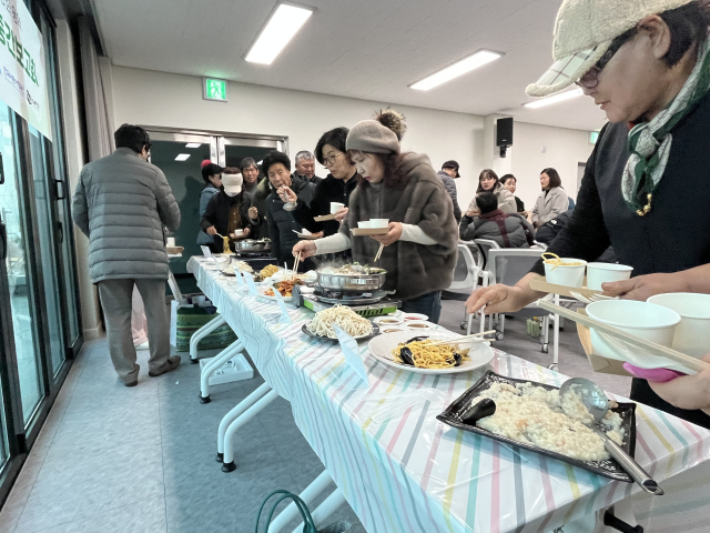 함평만 청정어장 재생사업 어촌특화메뉴 시식 장면. 어촌어항공단 제공