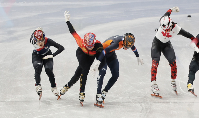 12일(현지시간) 이탈리아 밀라노 아이스스케이팅 아레나에서 열린 2026 밀라노·코르티나담페초 동계올림픽 쇼트트랙 남자 1000m 결승에 출전한 한국 임종언이 3위로 결승선을 통과하고 있다. 연합뉴스