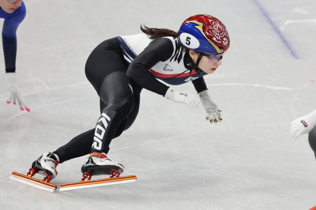 12일(현지시간) 이탈리아 밀라노 아이스스케이팅 아레나에서 열린 2026 밀라노·코르티나담페초 동계올림픽 쇼트트랙 여자 500m 준준결승에 출전한 최민정이 질주하고 있다. 연합뉴스