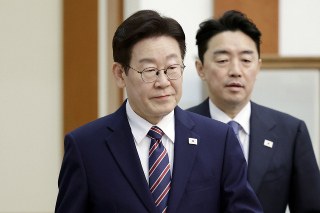 이재명 대통령과 강훈식 비서실장이 12일 청와대에서 열린 수석보좌관회의에 입장하고 있다. 연합뉴스