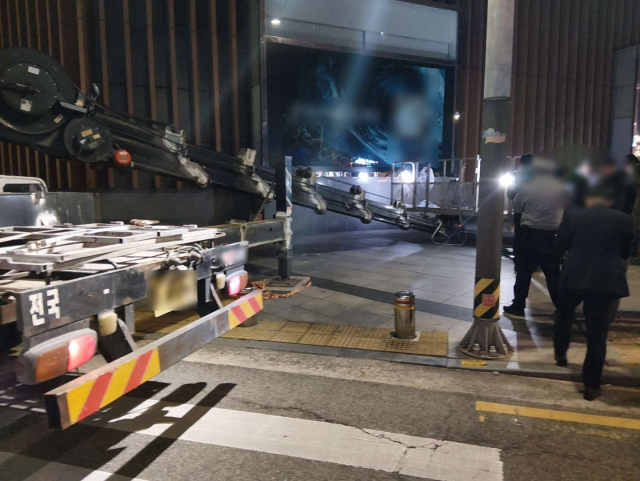 12일 오후 8시 40분께 부산 중구의 한 백화점 외벽에서 현수막 교체 작업을 하던 50대 남성이 10m 아래로 추락해 중상을 입었다. 부산 중부경찰서 제공