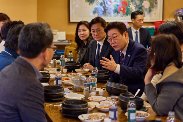 이재명 대통령이 12일 청와대 인근 유명 삼계탕집을 찾아 참모진 및 출입 기자들과 함께 오찬을 갖고 있다. 연합뉴스