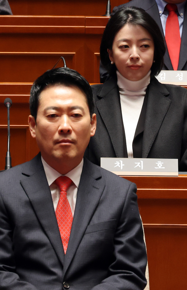 국민의힘 배현진 의원이 12일 국회에서 열린 의원총회에서 장동혁 대표 자리 뒤에 앉아 있다. 연합뉴스