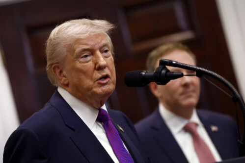 도널드 트럼프 대통령이 12일(현지시간) 워싱턴 DC 백악관 루즈벨트룸에서 리 젤딘 환경보호청(EPA) 행정관과 함께 연설하고 있다. UPI 연합뉴스