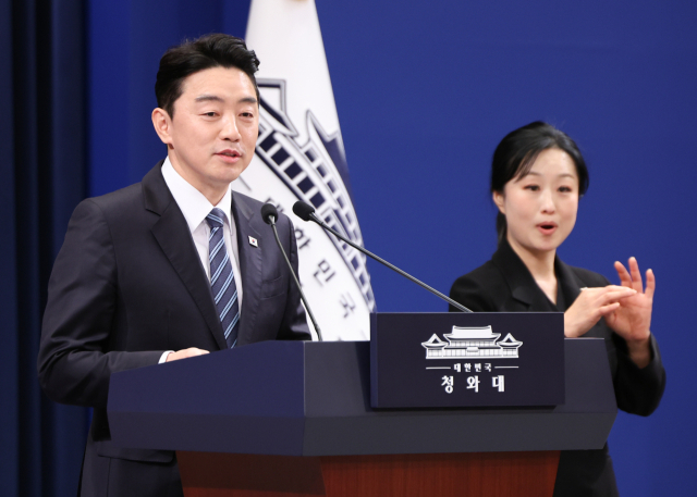 강훈식 대통령비서실장이 11일 청와대 기자회견장에서 이재명 대통령과 여야 양당 대표 오찬 회동에 관해 발표하고 있다. 연합뉴스