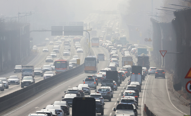 설 연휴 첫날인 지난 14일 경부고속도로 서울 잠언 IC 인근이 서울을 빠져나가는 하행선 차량(오른편)으로 붐비고 있다. 연합뉴스