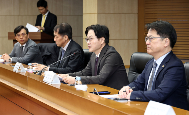 김정관(오른쪽 두 번째) 산업통상부 장관이 지난 13일 서울 종로구 한국무역보험공사에서 열린 ‘한미 전략적 투자 MOU 이행위원회’에서 발언하고 있다. 연합뉴스