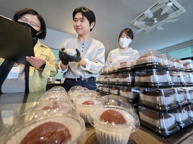 지난달 28일 광주 북구 한 ‘두바이 쫀득 쿠키(두쫀쿠)’ 판매점에서 북구청 직원들이 위생 점검을 하고 있다.광주 북구청 제공. 연합뉴스