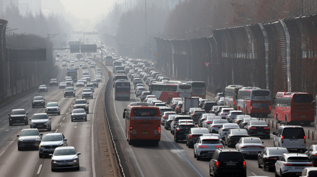 설 명절을 하루 앞둔 16일 오전 귀성·귀경행렬이 지속되며 고속도로 곳곳에서 정체가 빚어진다. 사진은 설 연휴 둘째 날인 15일 오전 고속도로에서 정체가 발생하는 모습. 연합뉴스